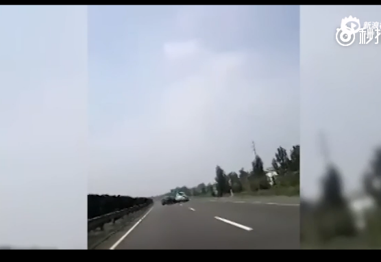山東高速公路兩車斗氣飚車 警方介入調(diào)查