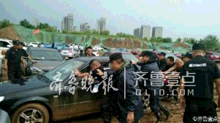 眾保安合力將車輛推出“泥潭”。壹粉“夢回老濟南”供圖