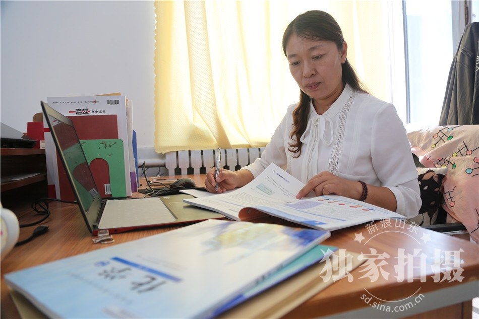 章丘教育人物:"潜心教学 以爱育人"走进章丘四中教师杨爱春