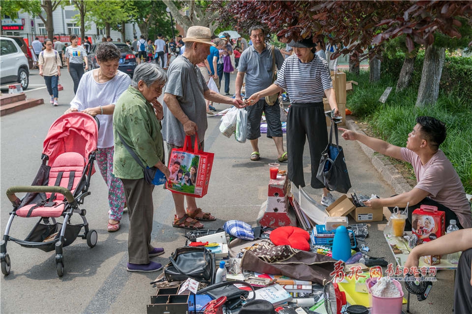 砍价狠 高校跳蚤市场大爷大妈疯狂扫货