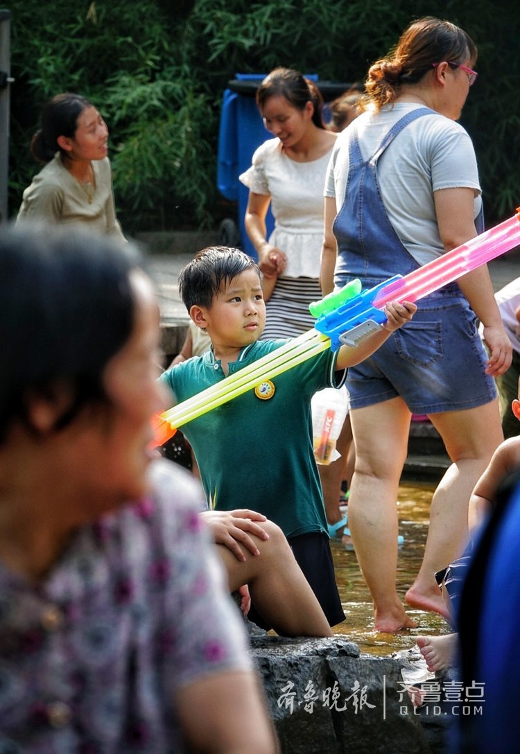 水中撒撒野 五龙潭里戏水纳凉的孩子们