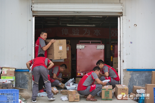机器人配送、刷脸取件……数字化让快递更“快”了