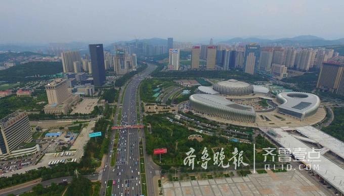 1日,记者从数百米高空航拍了济南最繁华的新区--奥体中心片区高层建筑