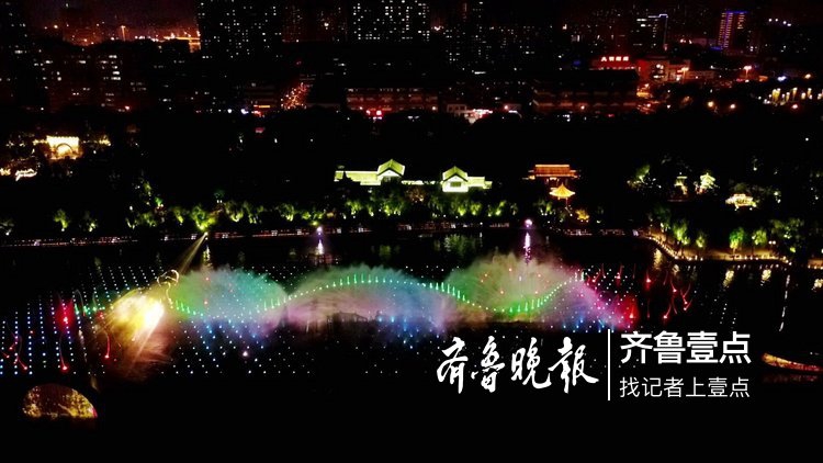 6 / 7 31日夜,盛夏季节的大明湖喷泉秀继续上演,有着不同于春季的