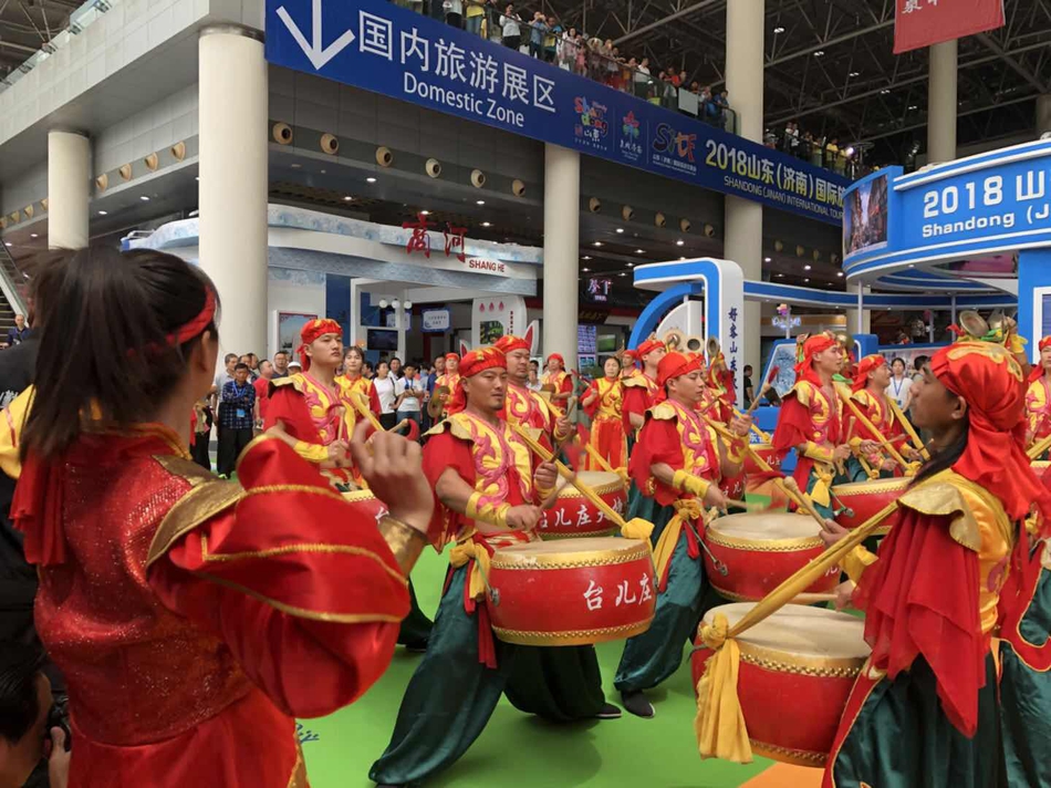 台儿庄是运河文化古城，是民族扬威不屈之地，是南北水运交通枢纽，这里有：国务院批准的大陆首家海峡两岸交流基地、国家级文物保护单位、国家级湿地公园、国家级红色旅游景区、国家级爱国主义教育基地、国家级水利风景区等多处国字号的风景名胜。