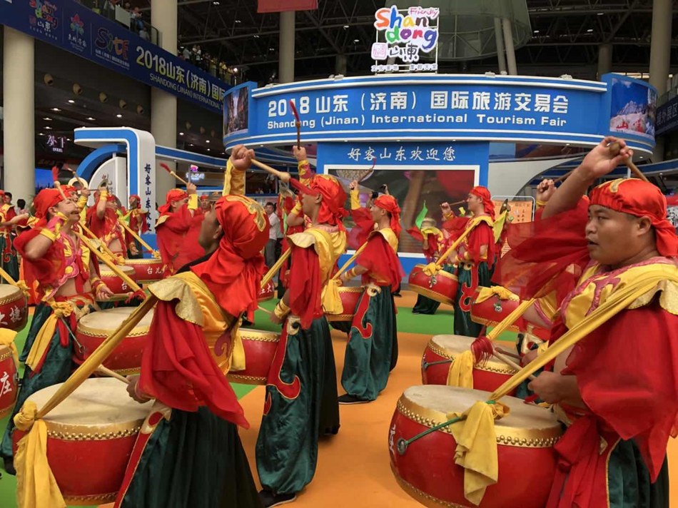 台儿庄是运河文化古城，是民族扬威不屈之地，是南北水运交通枢纽，这里有：国务院批准的大陆首家海峡两岸交流基地、国家级文物保护单位、国家级湿地公园、国家级红色旅游景区、国家级爱国主义教育基地、国家级水利风景区等多处国字号的风景名胜。