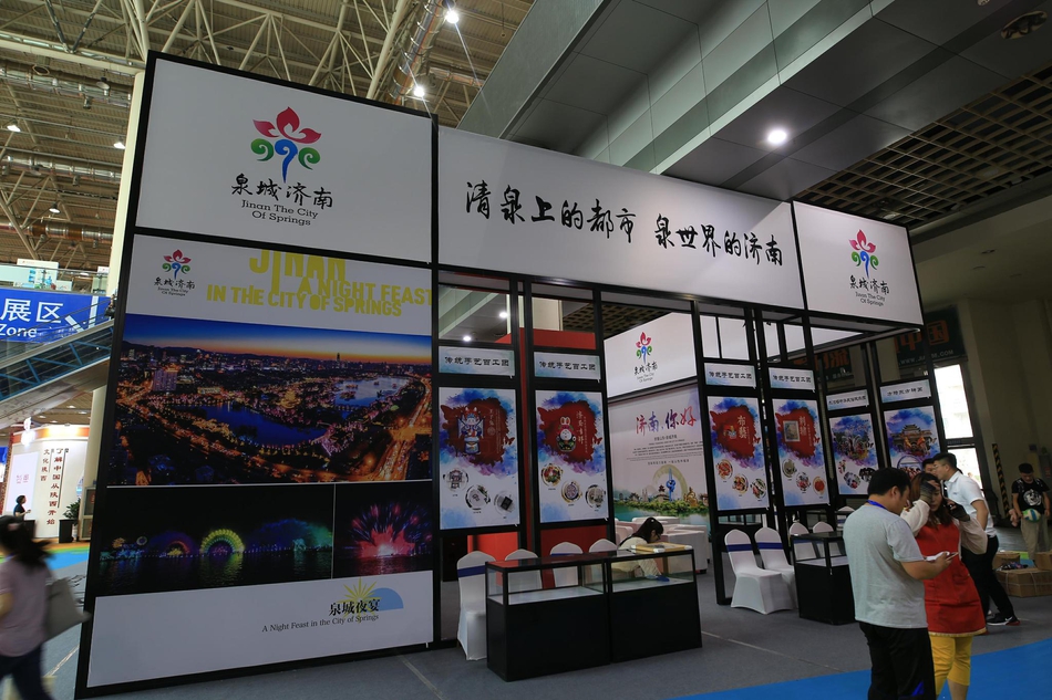 济南旅游饭店协会将推出十大名优小吃免费品尝，传统手艺百工团现场带去吉祥兔、手札本以及鲁绣、仿真布艺等旅游伴手礼，现场还有非遗手工艺制作表演。