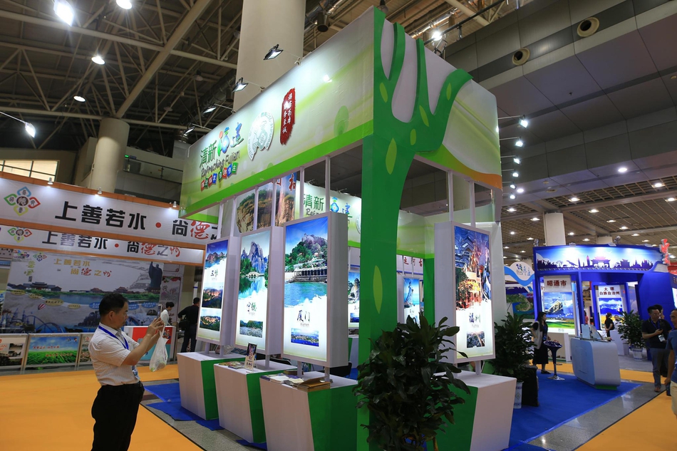 图为现场工作人员