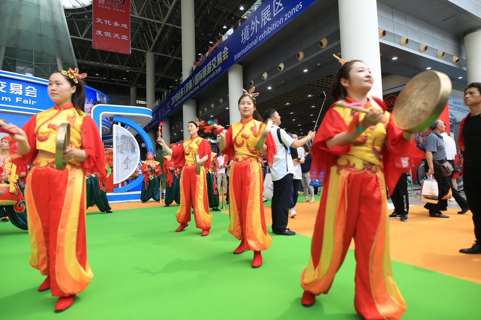 台儿庄锣鼓队带来精彩表演