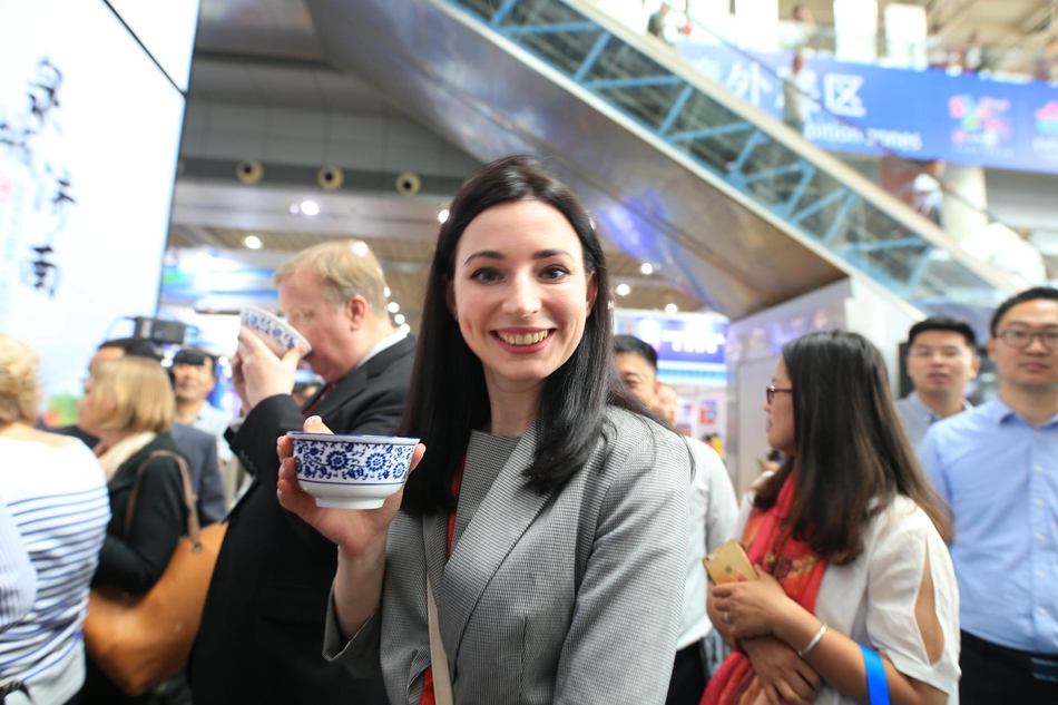 在品尝各地特产的外国美女