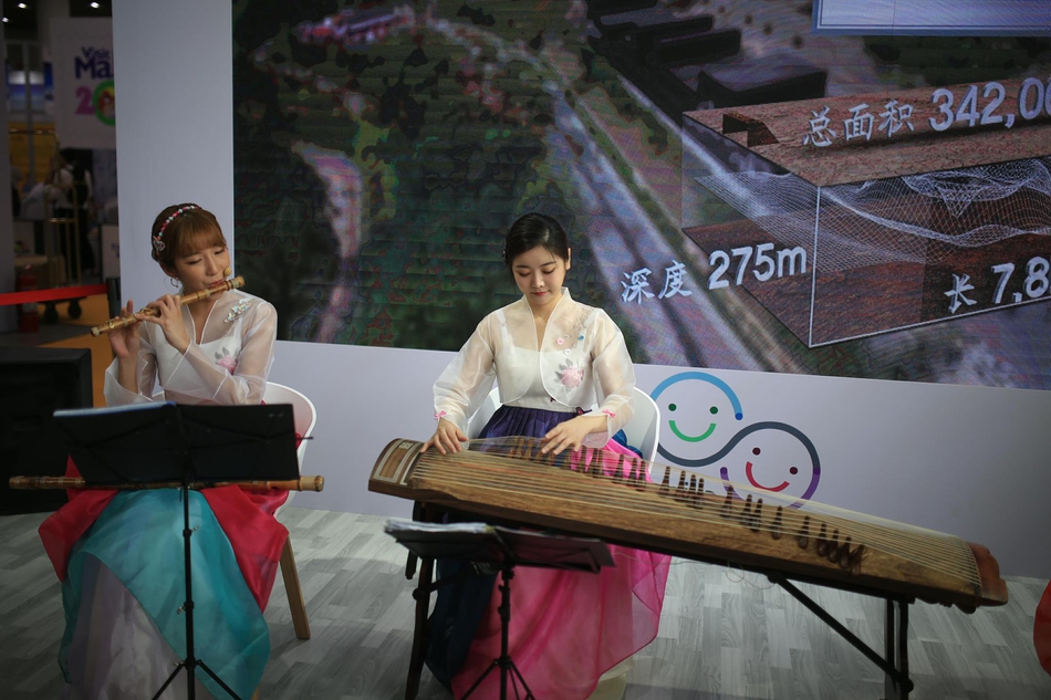 在专业洽谈区内，可与国内外参展商一对一、面对面洽谈合作细节；展台现场，文艺表演、互动游戏持续不间断