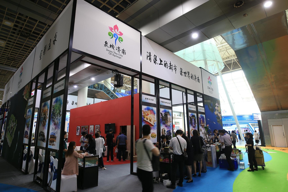 济南旅游饭店协会将推出十大名优小吃免费品尝，传统手艺百工团现场带去吉祥兔、手札本以及鲁绣、仿真布艺等旅游伴手礼，现场还有非遗手工艺制作表演。