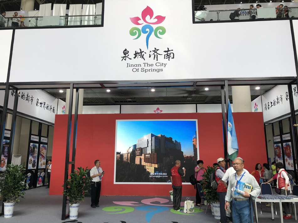 “清泉上的都市 泉世界的济南”济南把老济南的名优小吃都搬到旅交会现场啦！精致的糕点让人垂涎欲滴，还有老济南精彩表演~