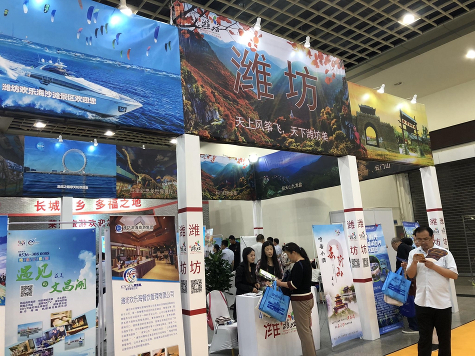 　潍坊市是举世闻名的世界风筝都。1984年4月1日，潍坊市人民政府根据美国友人大卫.切克列的建议，举办了第一届潍坊国际风筝会，从此，一年一度的潍坊国际风筝会在潍坊举行，至2000年，潍坊已经连续举办了17届。1987年4月，潍坊被推举为世界风筝都。