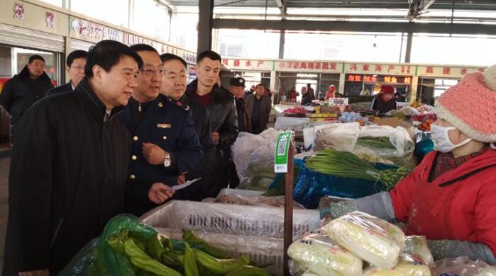 崔洪刚调度节日市场供应和食品安全工作并走访驻滨部队