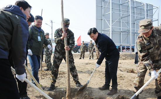 张光峰带领干部群众参加义务植树活动