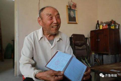 89岁的戴兴汉老人拿到了新户口本，错了37年的姓终更正。