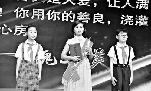 去年,魏二美(中)領取“平定道德模范”獎。