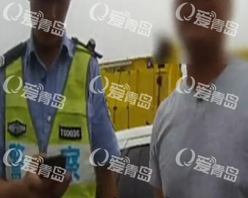 好端端地,换什么座位?民警看到这一幕后,立马上前查看情况。
