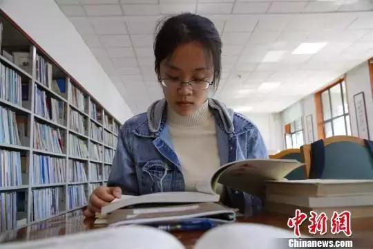 图为丁安琪在山东大学图书馆内读书。来源：中国新闻网 (孙宏瑗 摄)