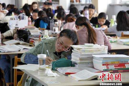 图为在山东师范大学图书馆内,考研生在认真学习。孙宏瑗 摄