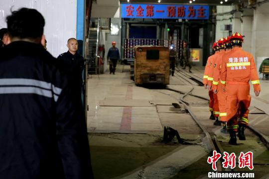 山東龍鄆煤業沖擊地壓事故中,仍有18人被困井下。 梁犇 攝
