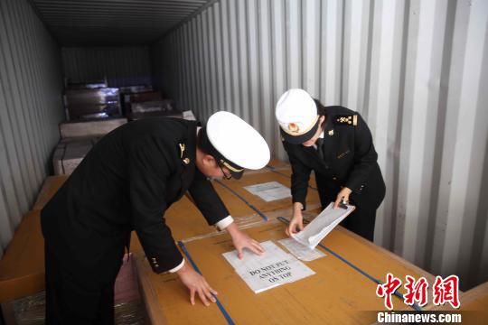 貨物在國際轉運集拼倉庫進行拆箱。張進剛 攝