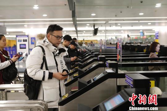 資料圖:浦東機場旅客通關。殷立勤 攝