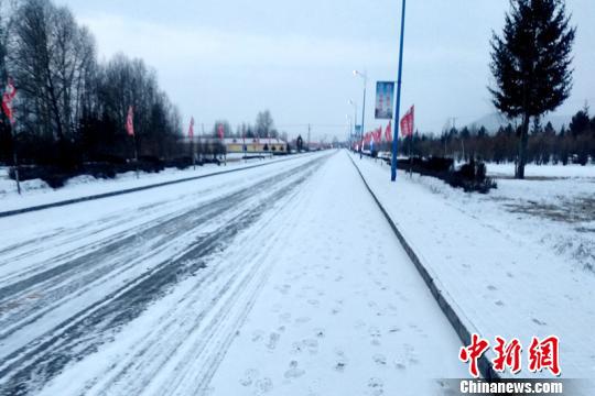 “中国最冷小镇”迎来春节后首场降雪。（冯宏伟/摄）