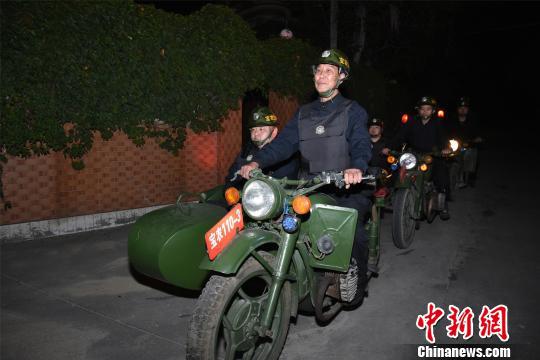 75岁的黄光蚕坚持在巡逻路上,每天晚上带队护村平安。 陈龙山 摄