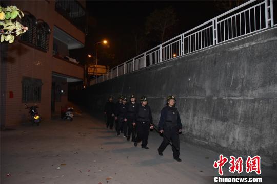 “农民义务110”夜间巡逻3个多小时,一直巡逻到临近清晨。 陈龙山 摄