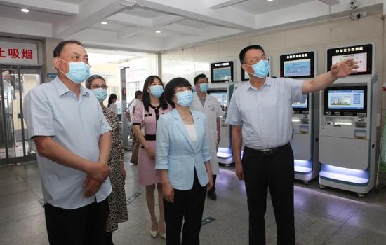 德州市人大常委会副主任钟玲(中)在德州市立医院调研指导工作。德城区人大常委会主任闫书德(左),市人大代表、德州市立医院党委书记、院长段立新(右)陪同。