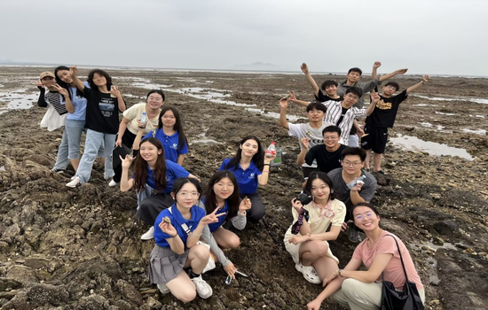 ▲学生在威海市参加三下乡实践活动