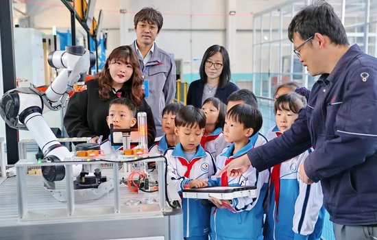 2025年11月1日，燕山大学工程训练中心工作人员为河北省秦皇岛市海港区交建里小学学生介绍智能化打标检测与装配系统。曹建雄 摄