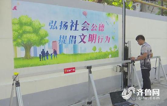 在城区一处文化墙,记者看到,德州首台墙体彩绘机正在有条不紊地“忙碌着”。