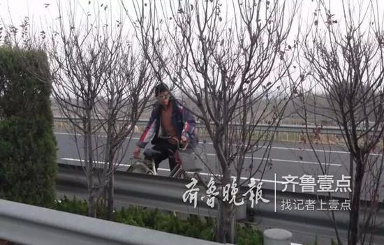 經詢問得知,小伙是附近的村民,準備去鄰村的親戚家喝喜酒,