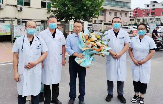 德州市立医院副院长郭伟(左二)、内五科主任陈冬生(左一)、内五科副主任赵兵(右二)欢迎山东省立医院放疗科副主任、主任医师、医学博士、博士生导师杨哲教授(中)及其团队来德州市立医院讲座、教学、查房指导。