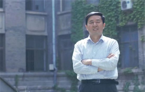 ▲全国五一劳动奖章获得者王宝山教授
