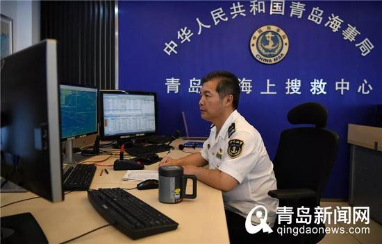 王修良在海上交管中心值班,监控指挥商船。