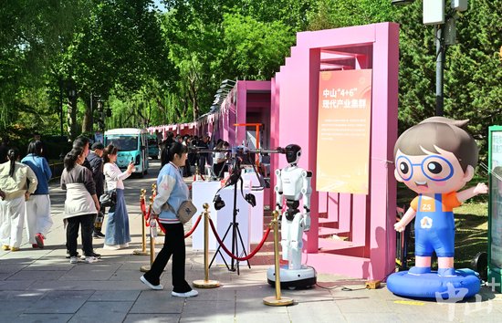 “智造中山”展区吸引不少泉城市民驻足观摩了解。记者 夏升权 摄