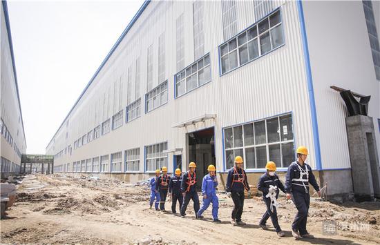 項目建設現(xiàn)場工人們緊張有序推進