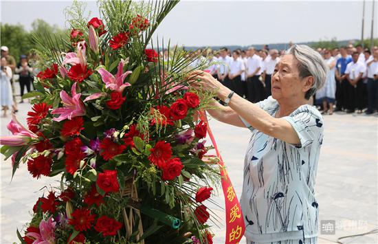 深情怀念周总理。