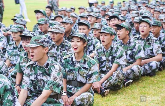 会操之前,新生们在教官的指挥下进行拉歌比赛