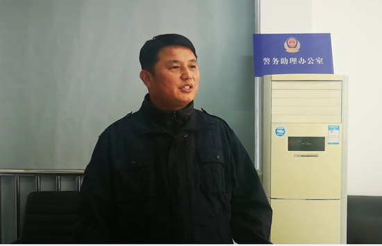 記者:您當(dāng)時(shí)和歹徒搏斗的具體情況是怎樣的呢?