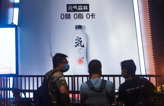 大火的时候,元气森林的气泡水广告仿佛无处不在 图源视觉中国