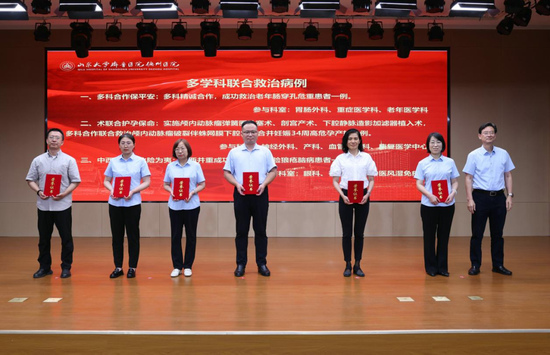 王东海为手术技术革新病例/多学科联合救治病例/急危重症患者救治病例颁奖