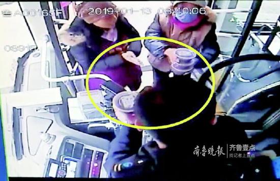 公交驾驶员收到腊八粥。监控截图