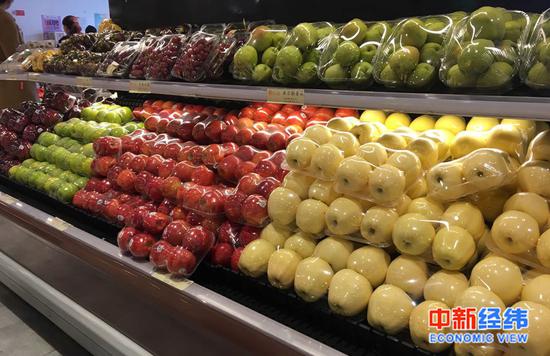超市货架上的水果 中新经纬徐世明 摄