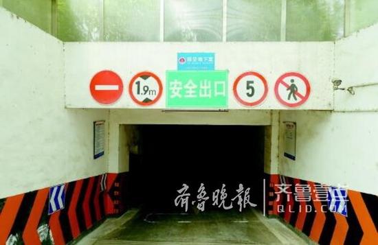 樓體下是防空地下室,讓電梯井改造成了“死扣”。