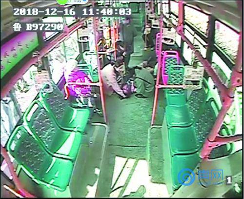 兩名護(hù)士正在車廂對昏迷男子施救。